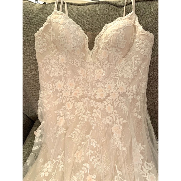 Scalloped A-Line Wedding Dress (Melissa Sweet) - Picture 3 of 8
